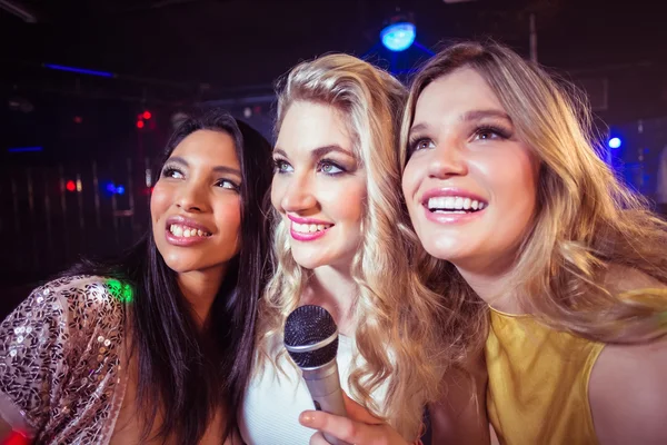 Amigos felizes cantando no karaoke — Fotografia de Stock