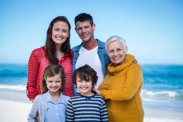 Família feliz posando na praia — Fotografia de Stock