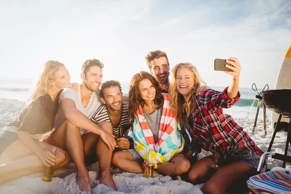 Щасливі друзі беруть селфі зі смартфоном — стокове фото