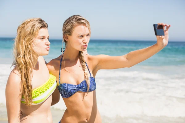 Två vänner i bikini med en selfie — Stockfoto