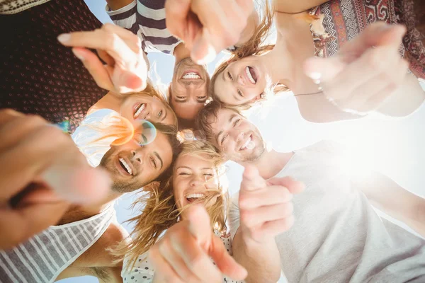 Grupo de amigos formando um aconchego — Fotografia de Stock