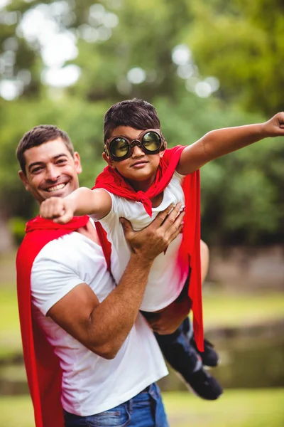 Padre e hijo pretendiendo ser superhéroes —  Fotos de Stock