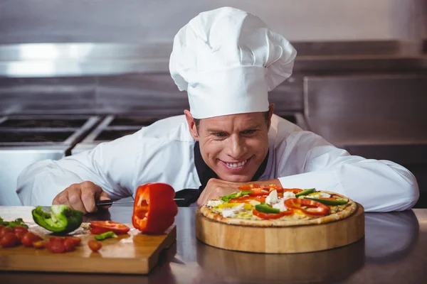 Chef tranchant des légumes à mettre sur une pizza — Photo