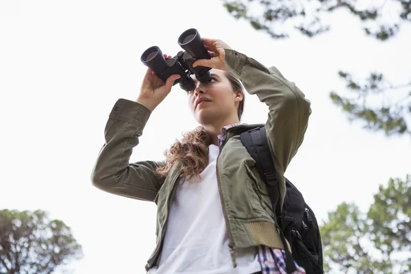 Woman using binoculars — Stock Photo, Image