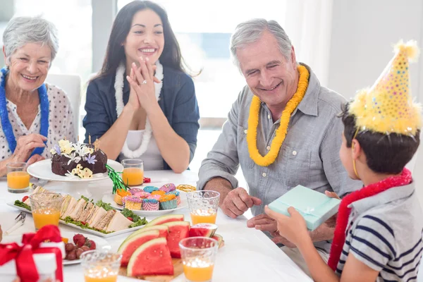 Glückliche Familie feiert Geburtstag — Stockfoto