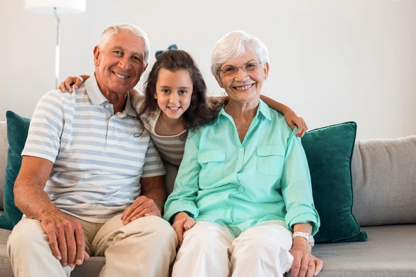 Oma en grootvader met hun kleindochter — Stockfoto