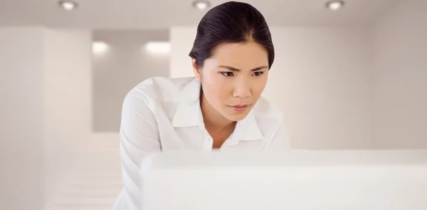 Casual businesswoman concentrating — Stock Photo, Image