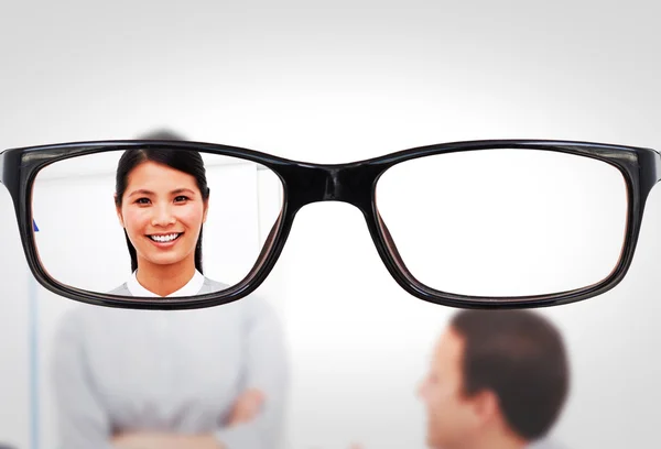 Gafas contra equipo empresarial — Foto de Stock