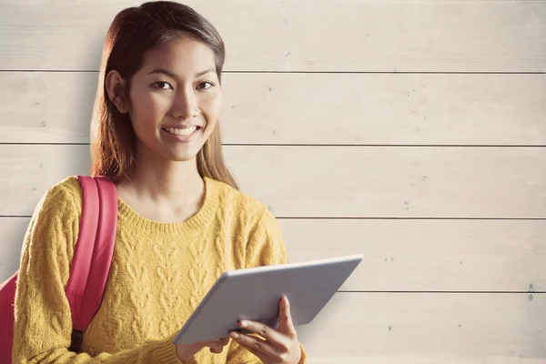 Asiática estudante usando tablet — Fotografia de Stock