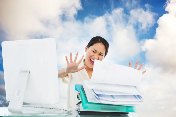 Kobieta krzyczy ze stosem folderów na biurko — Zdjęcie stockowe