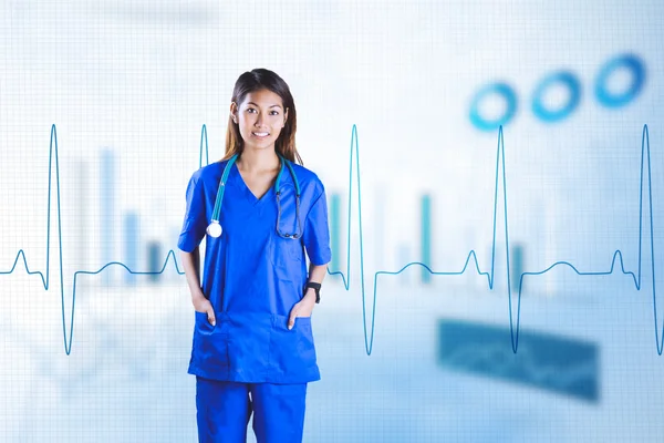 Asiatische Krankenschwester mit Händen in der Tasche lizenzfreie Stockfotos