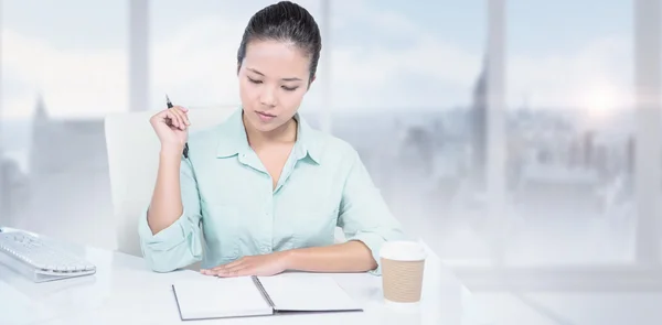 Mujer de negocios buscando notas — Foto de Stock