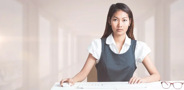 사업가 컴퓨터를 사용 하 여 — 스톡 사진