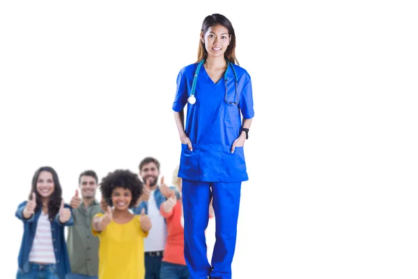 Asiatische Krankenschwester mit Händen in der Tasche — Stockfoto