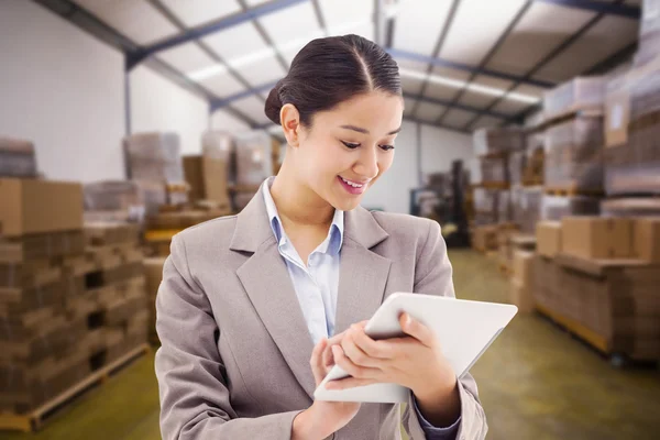 Mulher de negócios usando tablet — Fotografia de Stock