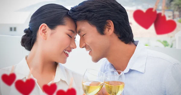 Paar mit Weißwein — Stockfoto