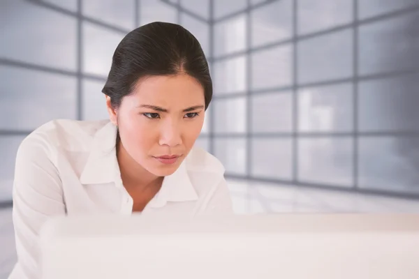 Businesswoman concentrating at her desk — Stock Photo, Image