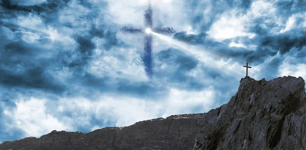 Cruz forma símbolo religião no céu — Fotografia de Stock