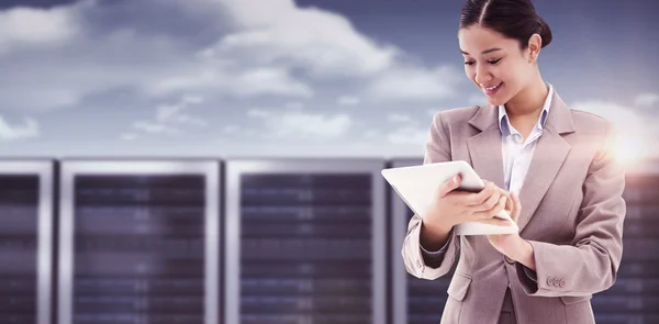 Businesswoman using tablet computer — Stock Photo, Image