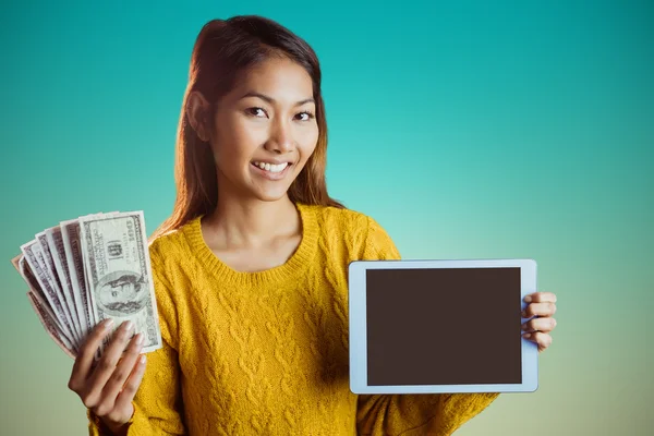 Sonriente asiático mujer mostrando tableta —  Fotos de Stock