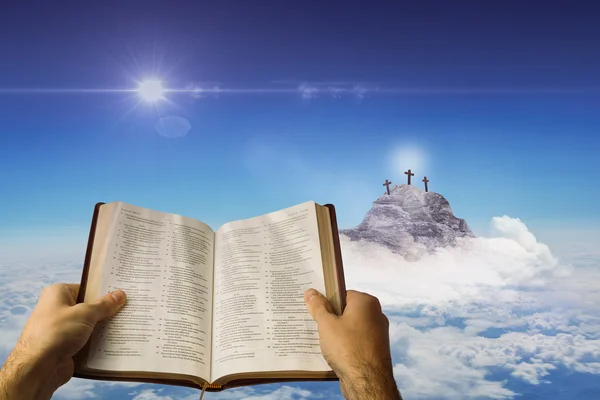 Mann im Besitz der heiligen Bibel — Stockfoto