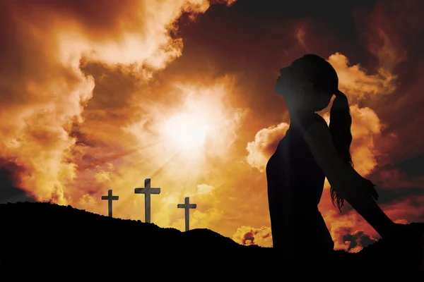Žena s rukama nataženýma před kříž — Stock fotografie