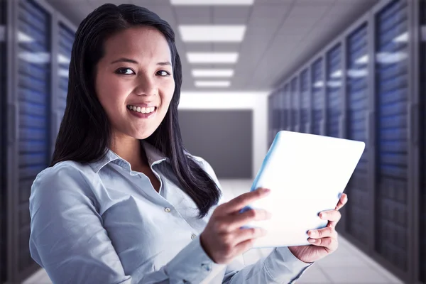 Glimlachende zakenvrouw houden van Tablet PC — Stockfoto
