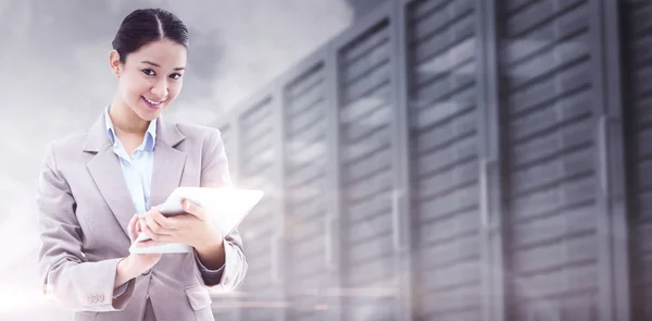 Affärskvinna med hjälp av en tablet PC — Stockfoto