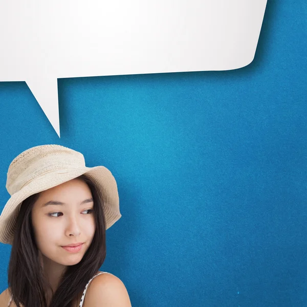 Femme avec un chapeau de paille regardant loin — Photo