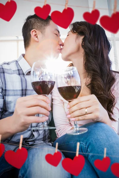 Par kyssas och hålla vinglas — Stockfoto