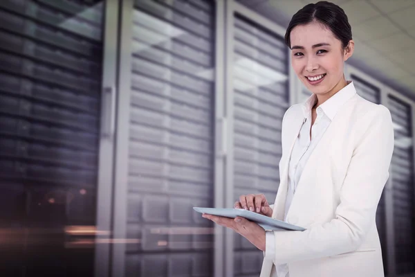 Mujer de negocios sonriente usando tableta — Foto de Stock