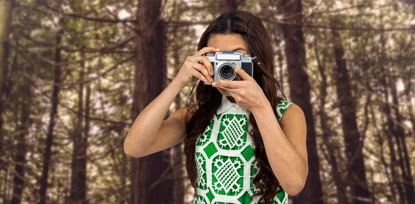 Asian woman taking picture — Stock Photo, Image