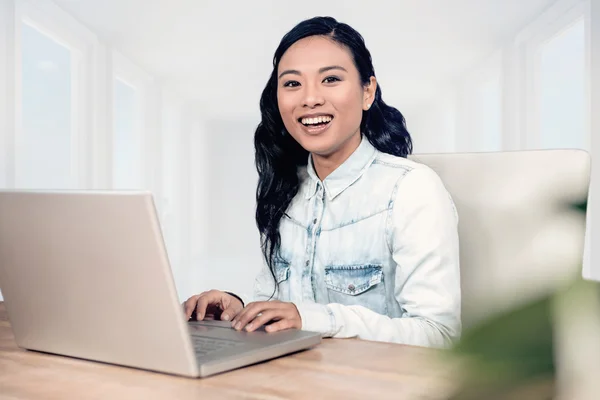 Mulher asiática usando laptop — Fotografia de Stock