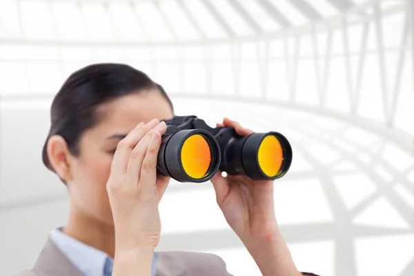 Morena mujer de negocios mirando a través de prismáticos — Foto de Stock