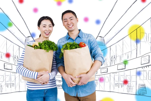 Casal segurando sacos de supermercado — Fotografia de Stock