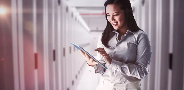 Mujer de negocios sonriente usando tableta — Foto de Stock