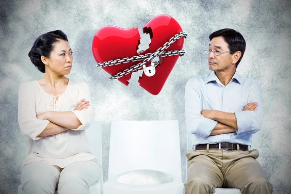 Plus âgés asiatique couple ayant un argument — Photo