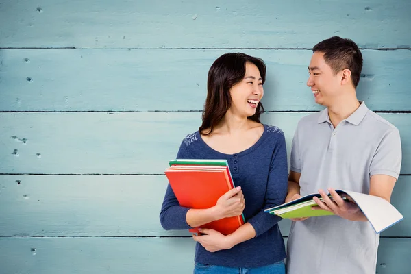 Een paar die naar elkaar lachen. — Stockfoto