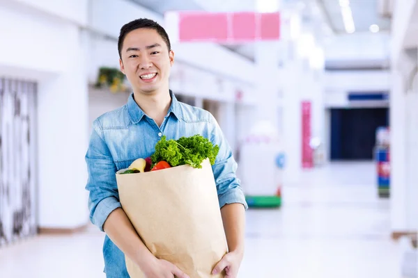 Retrato de homem com saco de supermercado — Fotografia de Stock