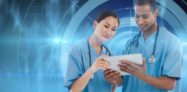 Хирурги смотрят на цифровой планшет — стоковое фото