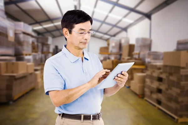 Homem usando tablet digital — Fotografia de Stock