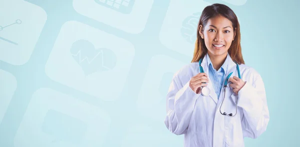 Asyalı doktor holding stetoskop — Stok fotoğraf