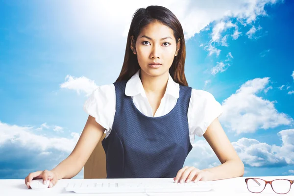 Mujer de negocios seria usando una computadora —  Fotos de Stock