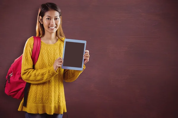 Asiática estudante mostrando tablet — Fotografia de Stock