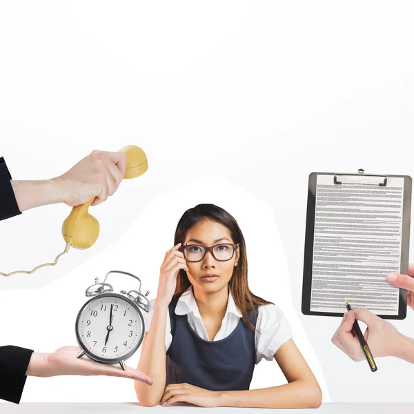 Mão segurando telefone contra empresária — Fotografia de Stock