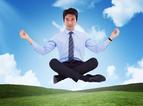 Asiatiska affärsman gör yoga — Stockfoto