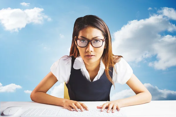 Ernstige zakenvrouw met behulp van een computer — Stockfoto