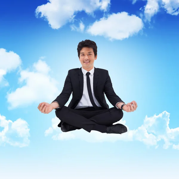 Zakenman zitten met meditatie gebaar — Stockfoto