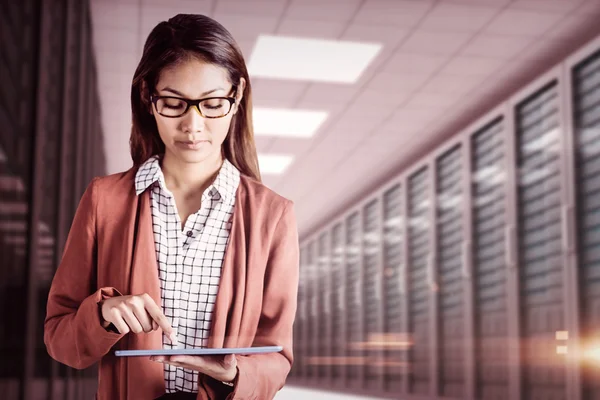 Femme d'affaires avec lunettes utilisant une tablette — Photo