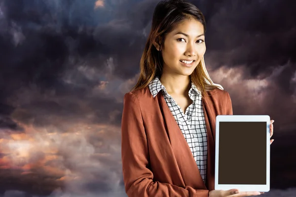 Mujer de negocios sonriente mostrando una tableta —  Fotos de Stock